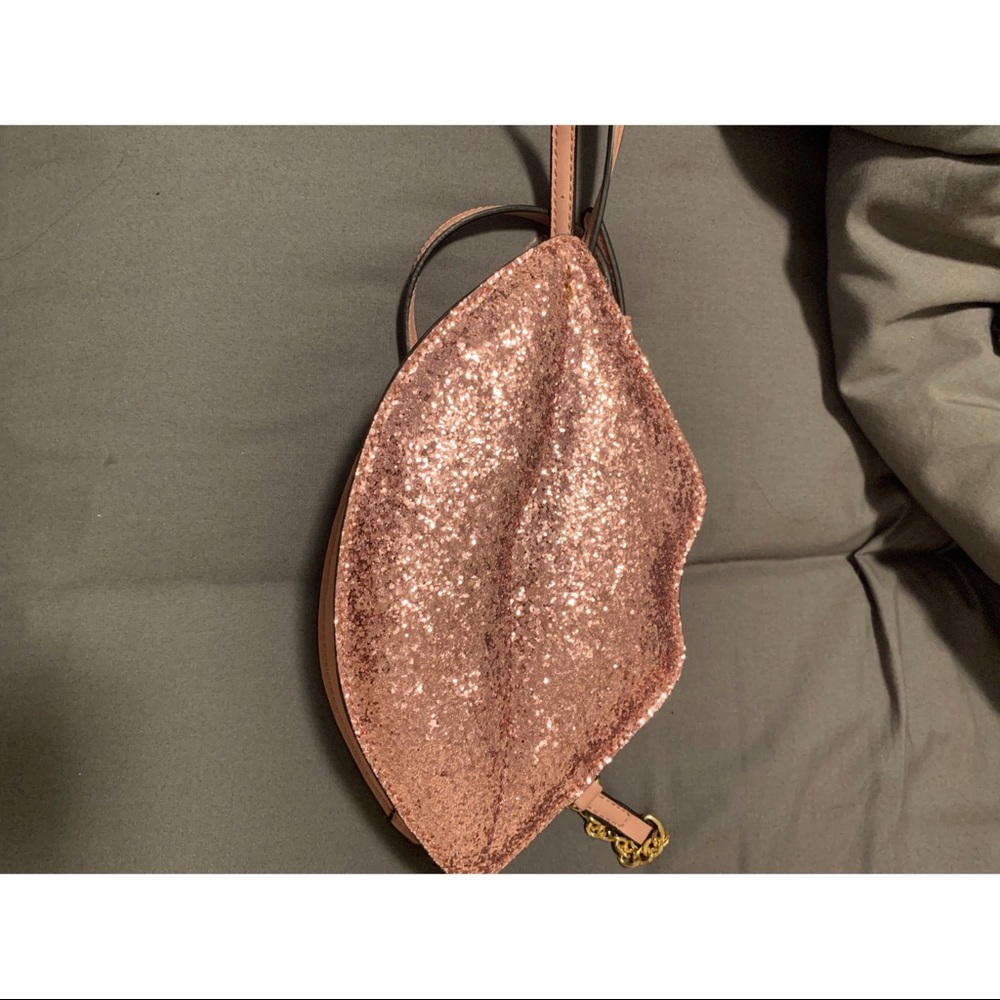 Sparkling pink lip shaped crossbody